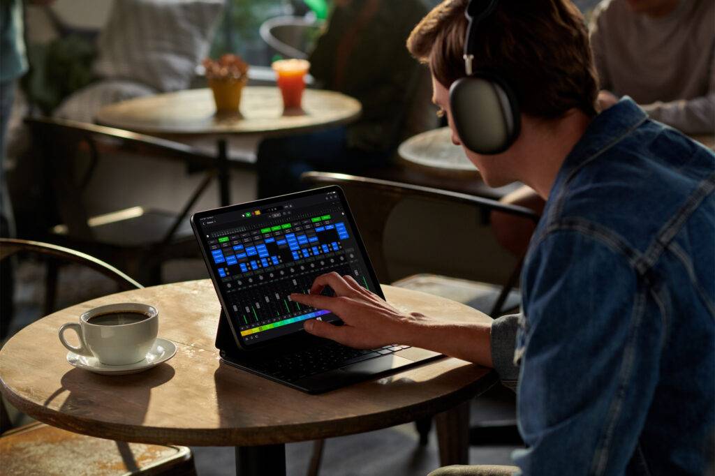 apple-ipad-logic-pro-lifestyle-mixer-1024x682-1 apple-ipad-logic-pro-lifestyle-mixer-1024x682-1
